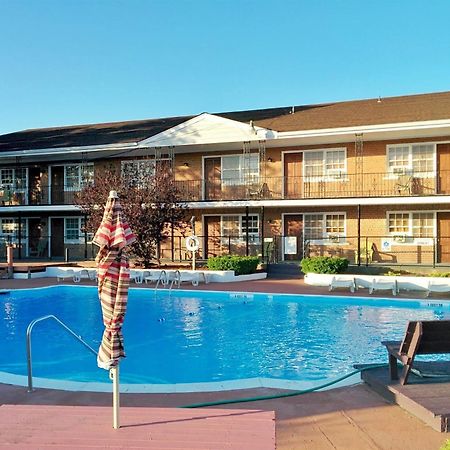 Budget Host East End Hotel In Riverhead Buitenkant foto
