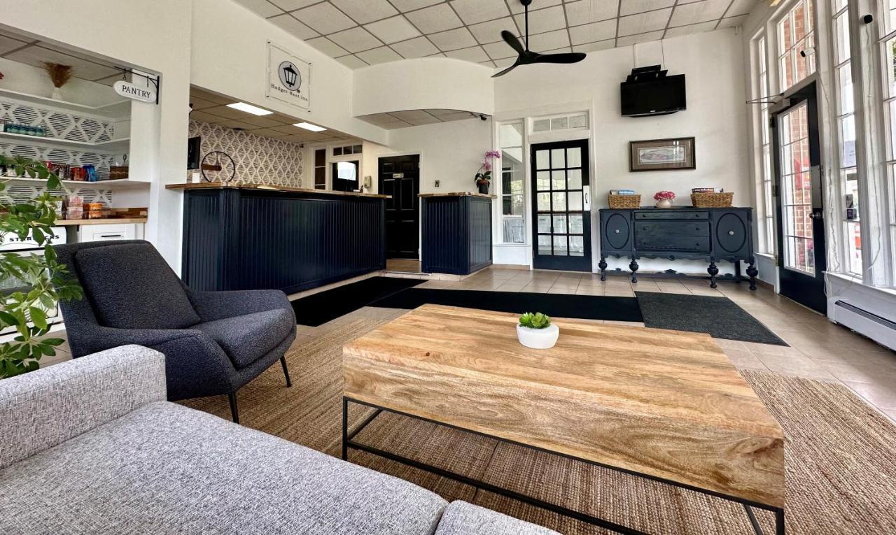 Budget Host East End Hotel In Riverhead Buitenkant foto