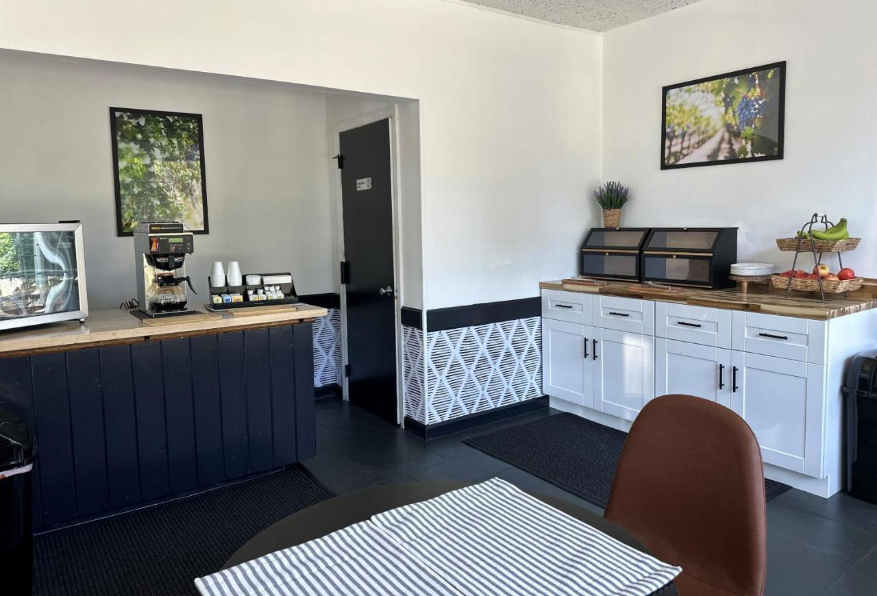 Budget Host East End Hotel In Riverhead Buitenkant foto