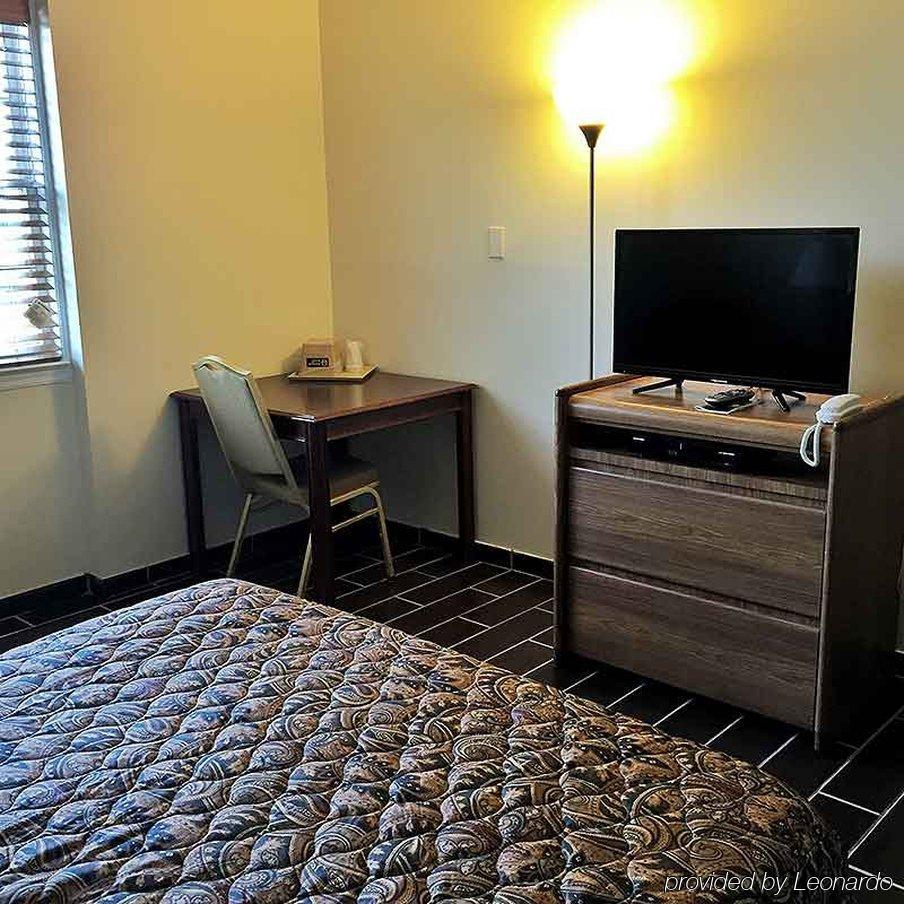 Budget Host East End Hotel In Riverhead Buitenkant foto