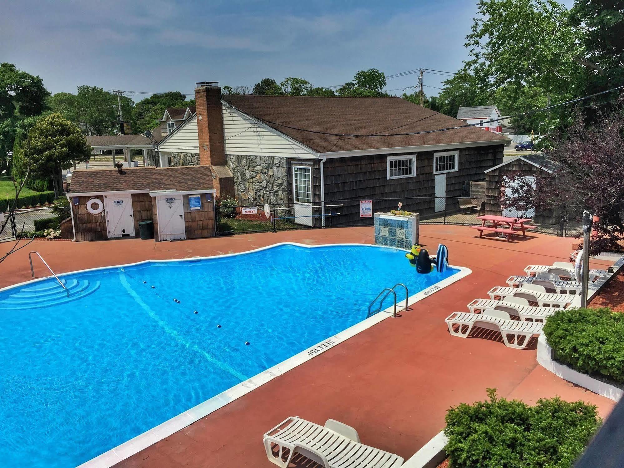 Budget Host East End Hotel In Riverhead Buitenkant foto