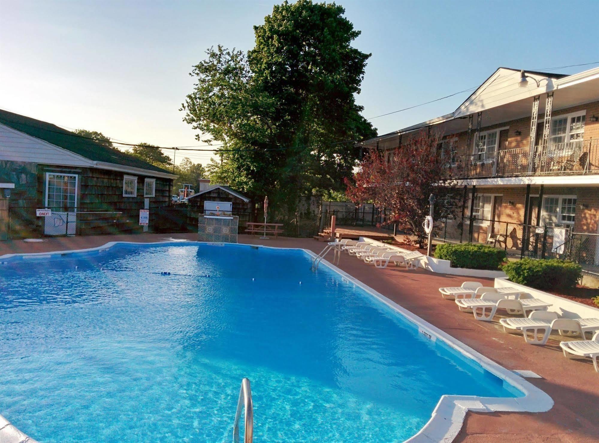 Budget Host East End Hotel In Riverhead Buitenkant foto