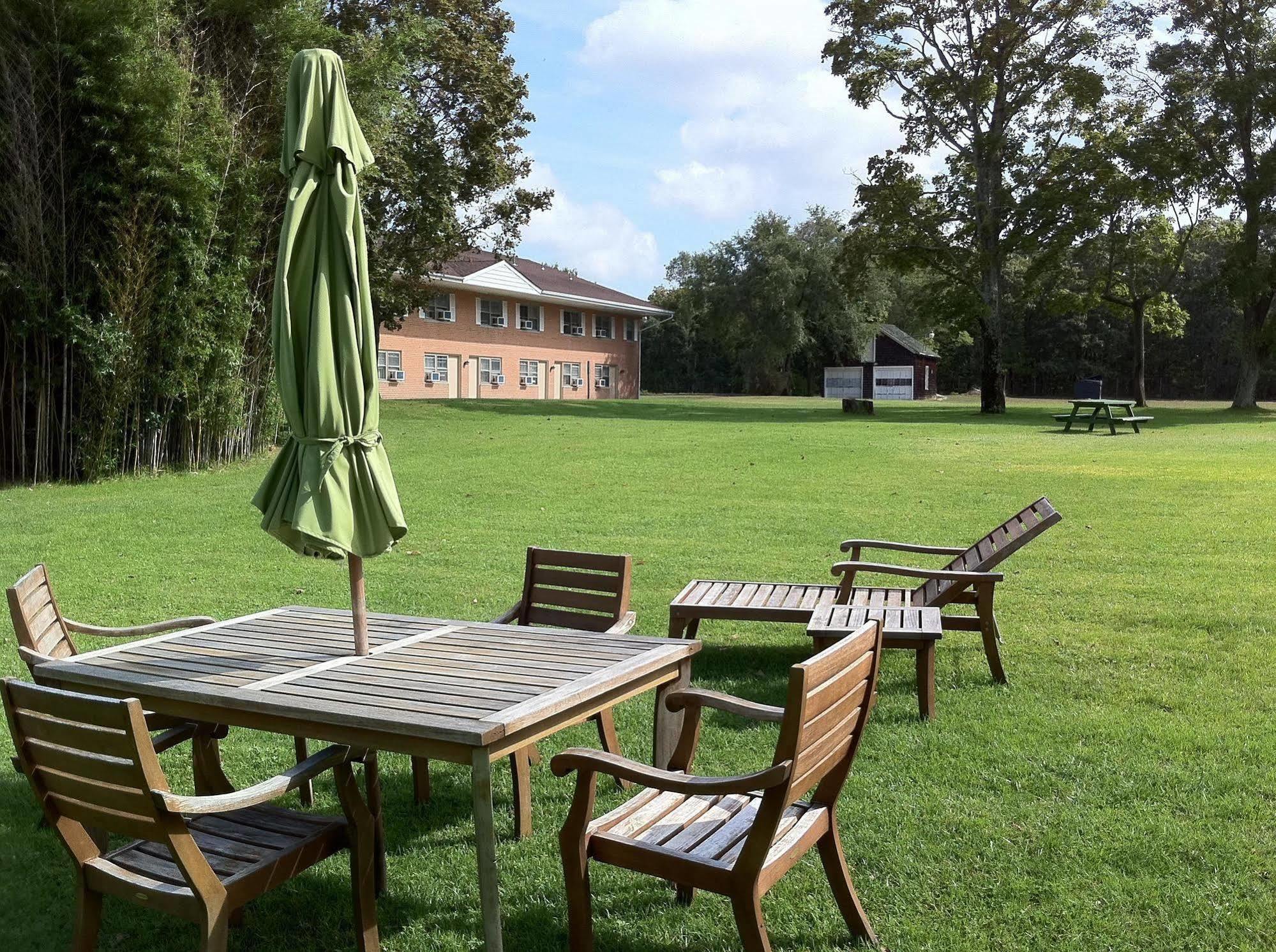 Budget Host East End Hotel In Riverhead Buitenkant foto