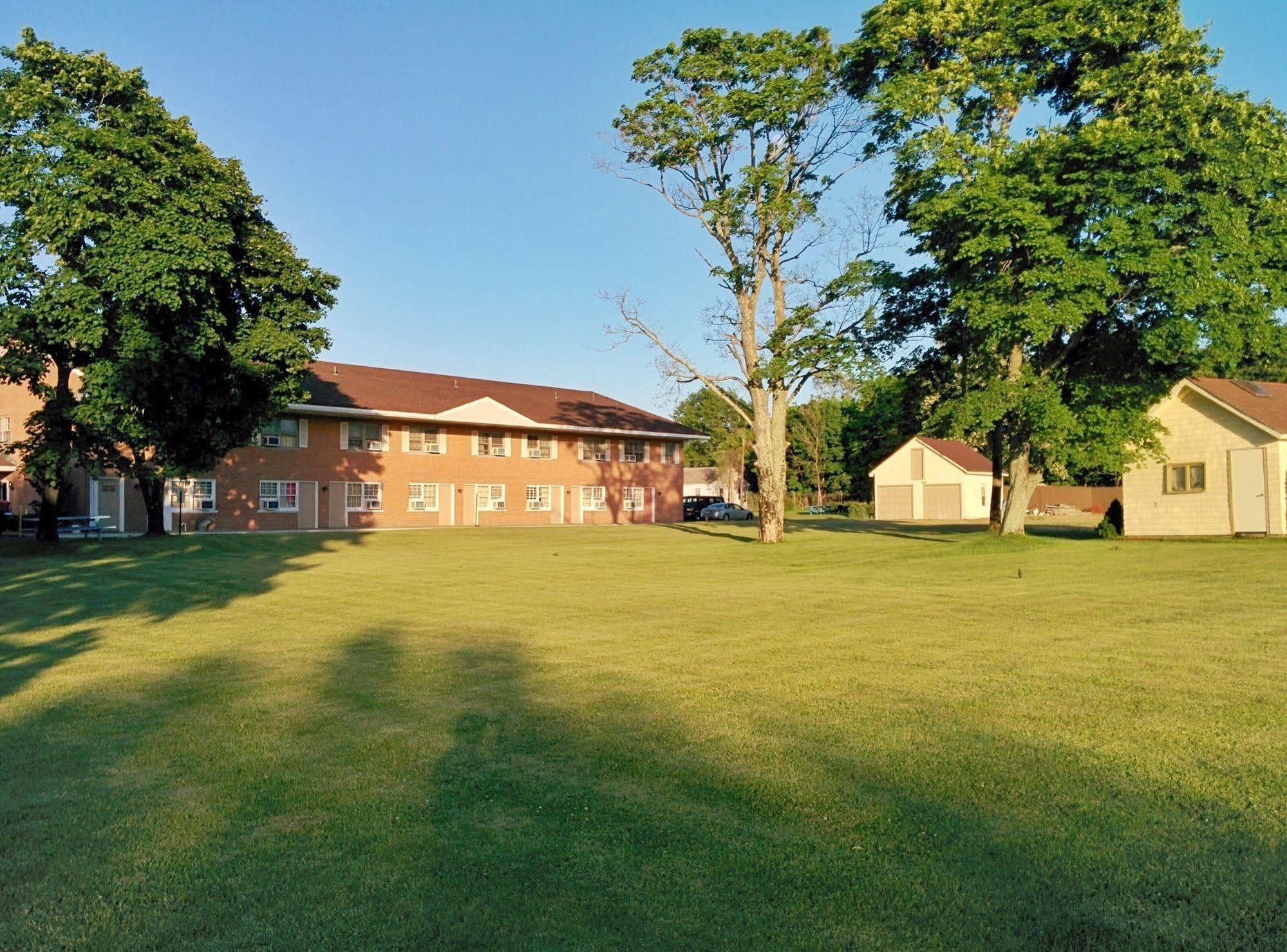 Budget Host East End Hotel In Riverhead Buitenkant foto