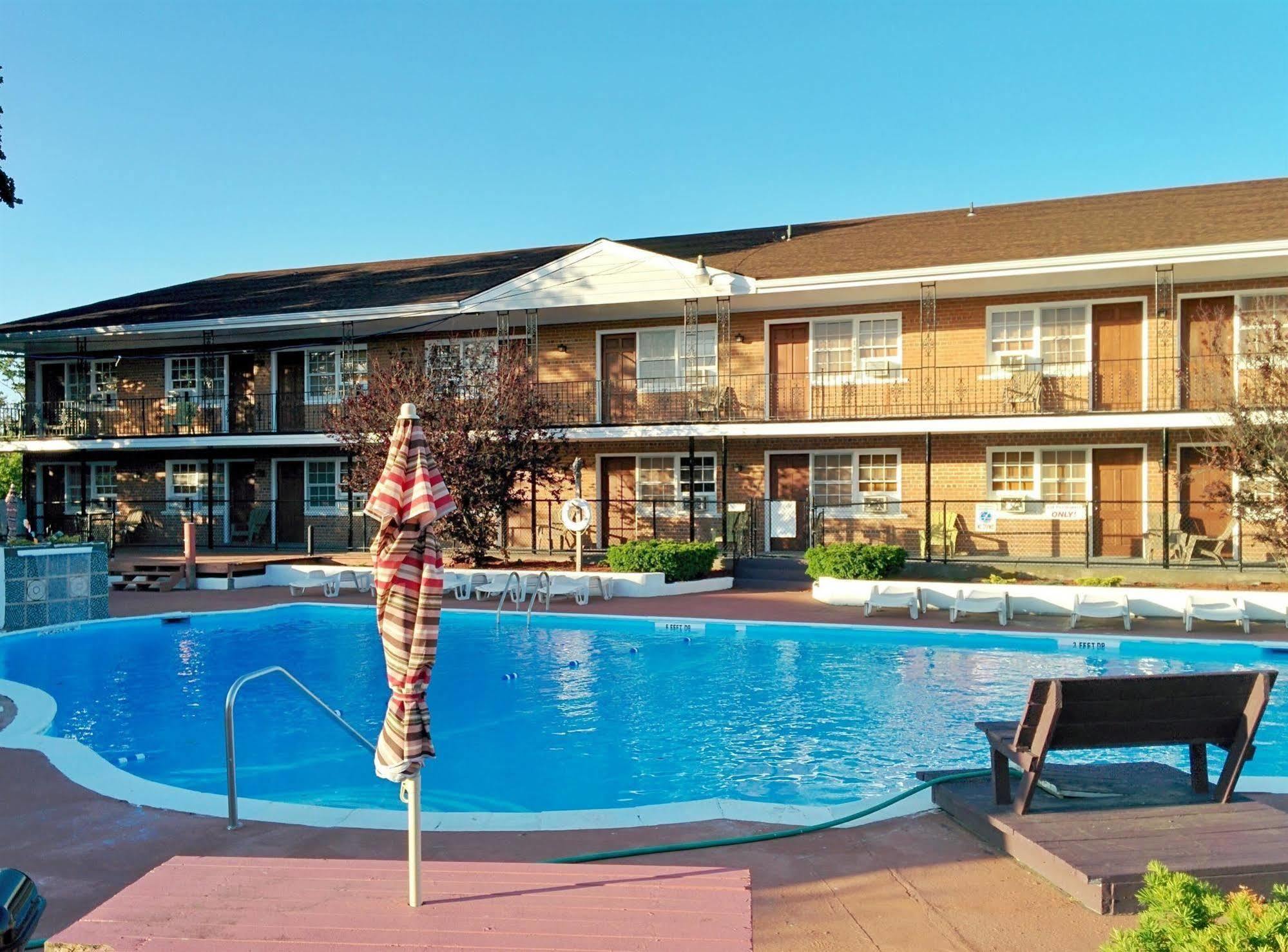 Budget Host East End Hotel In Riverhead Buitenkant foto
